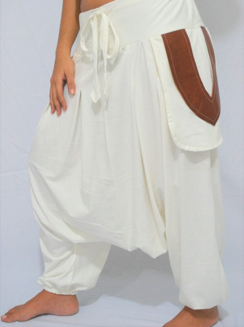 Calça Om - Branca com Bolso em Couro
