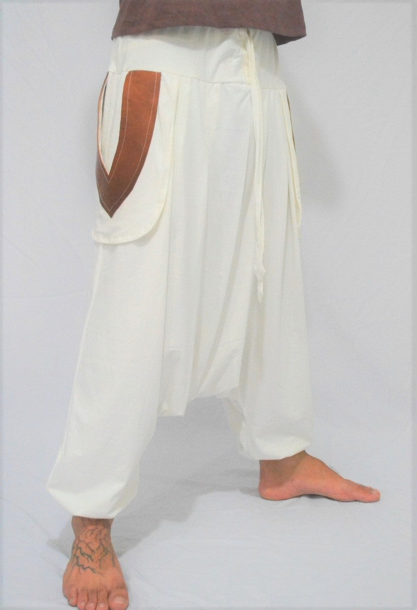 Calça Om - Branca com Bolso em Couro