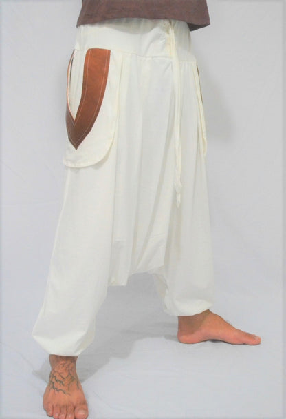Calça Om - Branca com Bolso em Couro